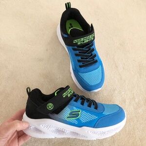 Boys light up sketchers new Velcro size 2